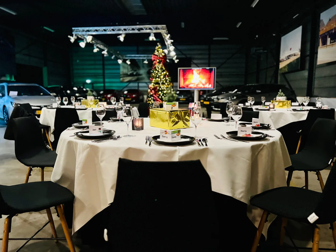 Zakelijk diner met sfeervolle tafels, planten en verlichting