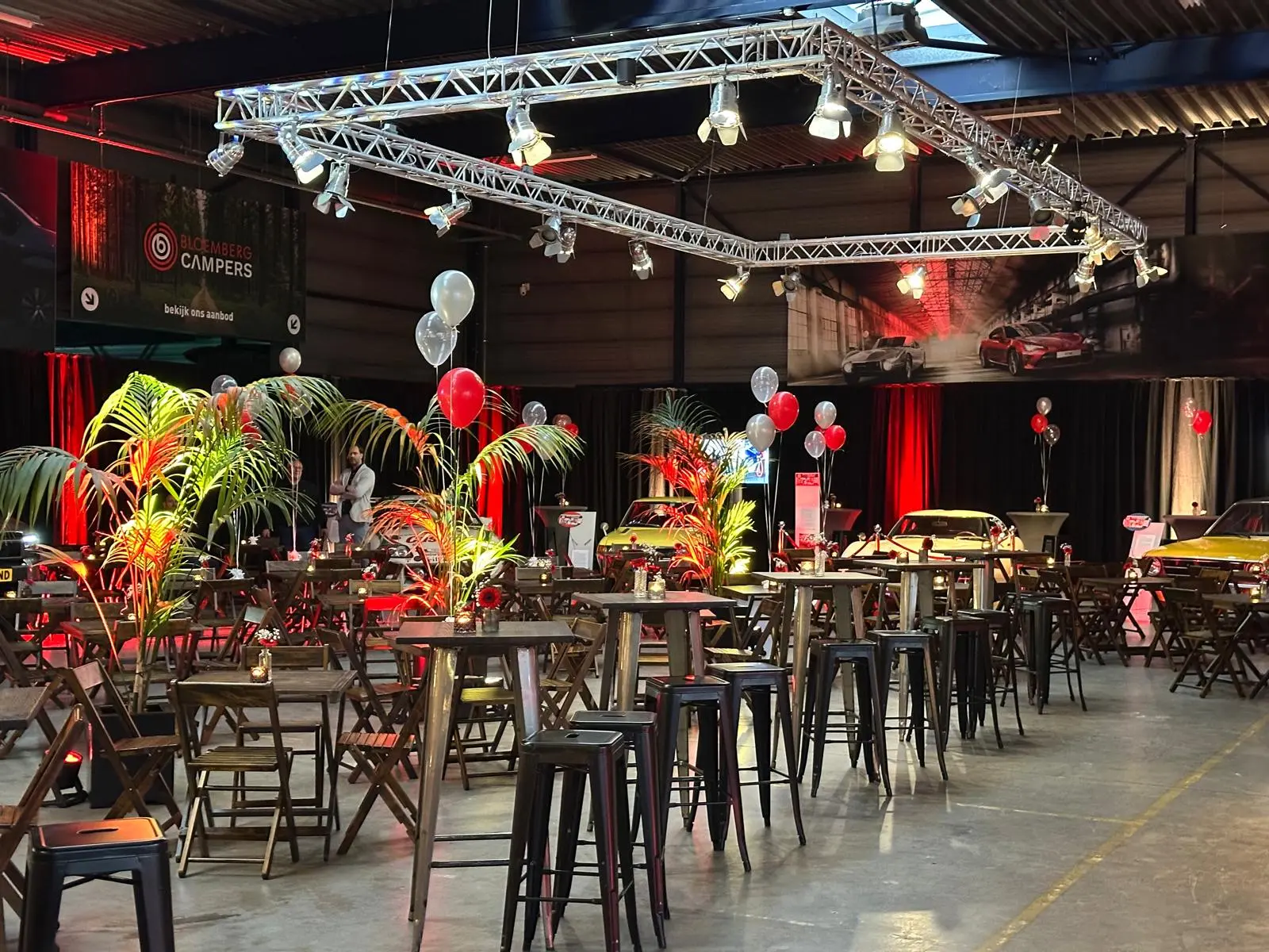 Bedrijfshal compleet ingericht voor een sfeervol evenement