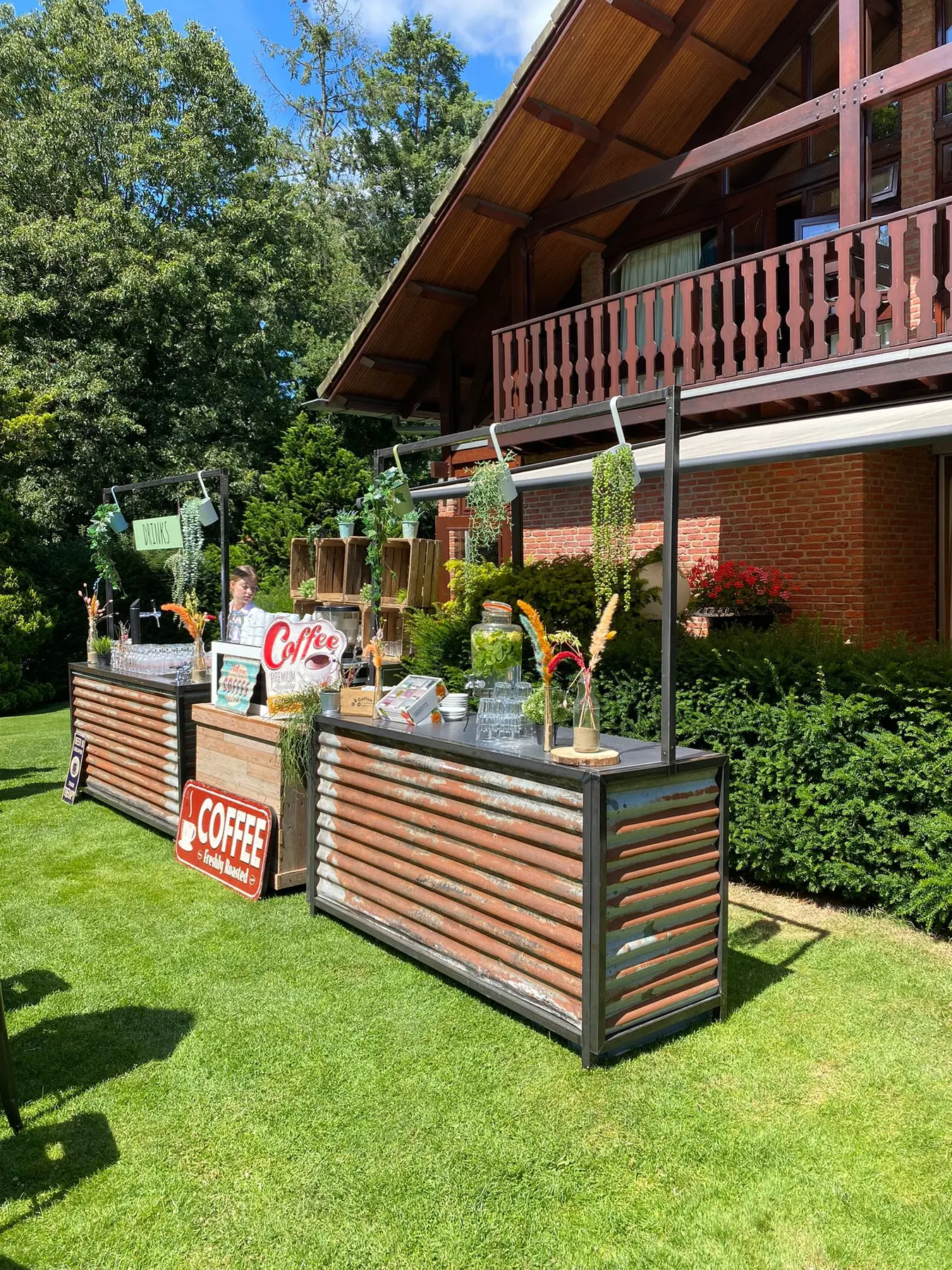 Sfeervolle buitenbar van Horeca AnnoNu op locatie