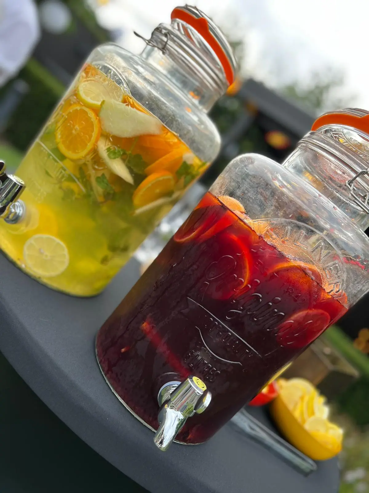 Glazen drankdispensers met frisse huisgemaakte dranken