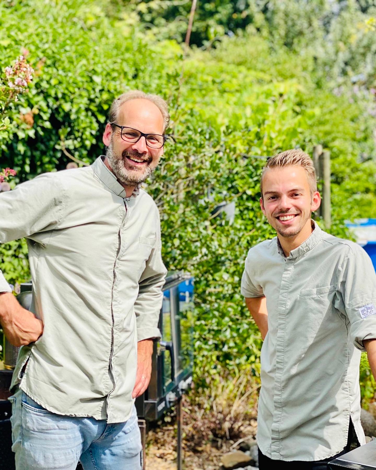 Joost links en Jordi rechts, samen in hun groene koksbuizen