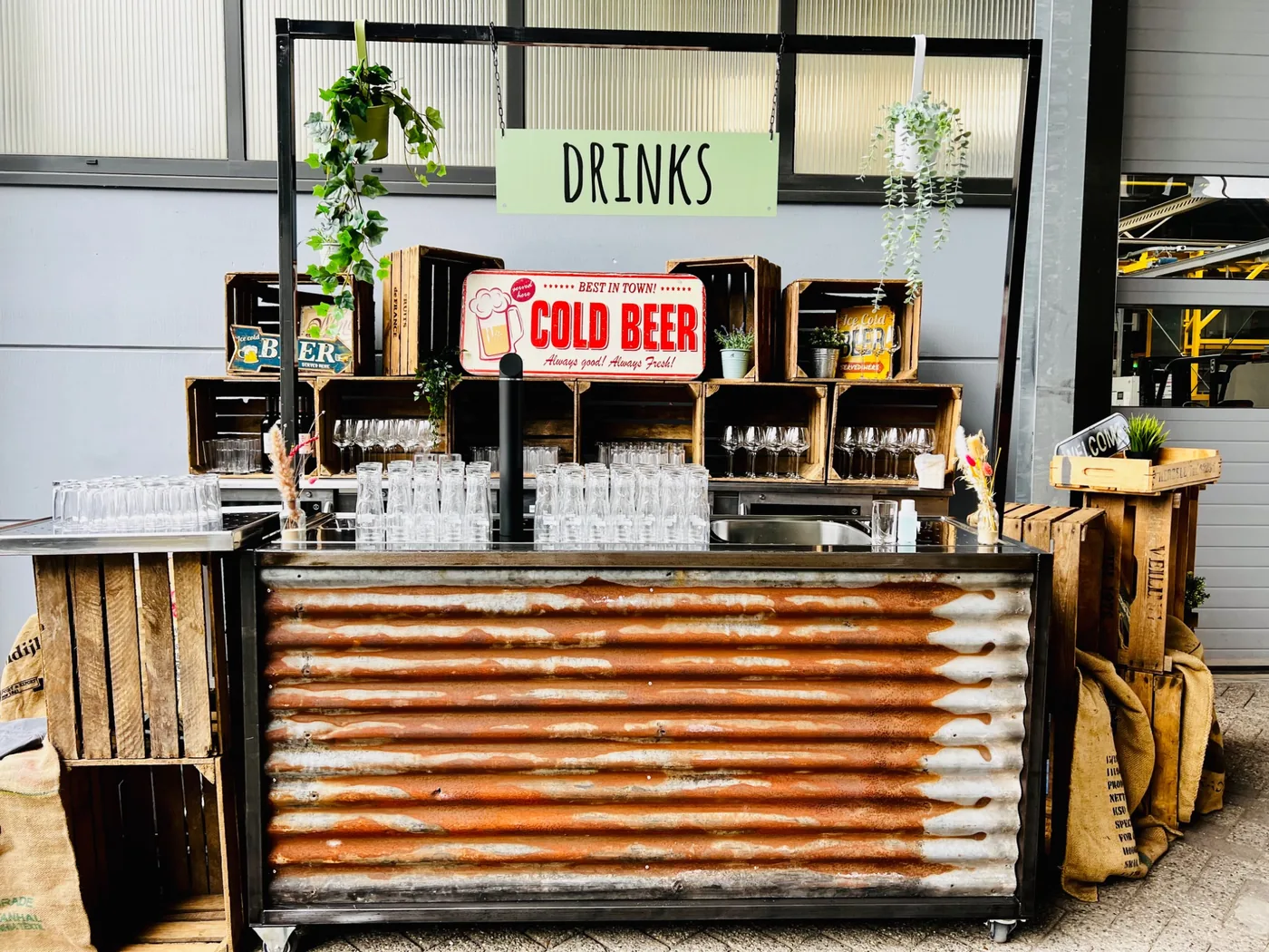 Stoere mobiele bar met hout, staal en fruitkisten